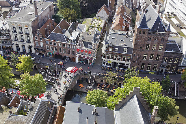 Die Oudegracht zieht sich einmal durch Utrecht – und Einheimische und Besucher wie magisch an.
