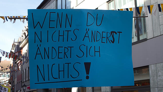 Ein Schild bei einer Fridays-for-Future-Demo in Konstanz. Auch die Stadt muss sich fragen lassen: Was hat sie bereits für den ...