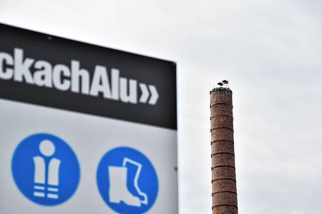 Bild 6: Penthaus mit Industrieblick: Zwei Störche wohnen auf einem Kamin der Alu Stockach