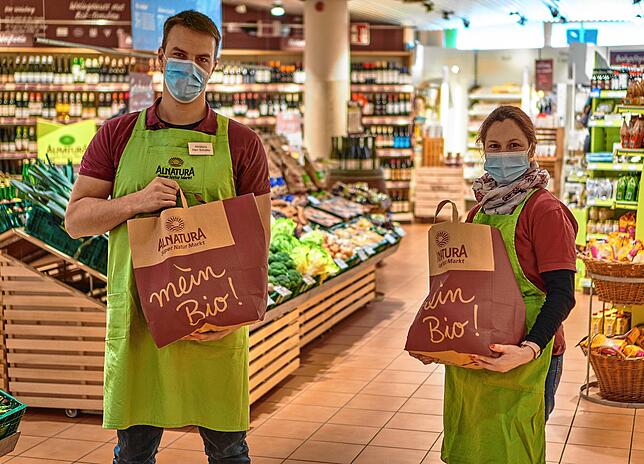 Gut eingetütet: Alnatura-Marktleiter Daniel Schäfer und seine Stellvertreterin Jana Klementschek bieten in ihrer Filiale in Bad ...