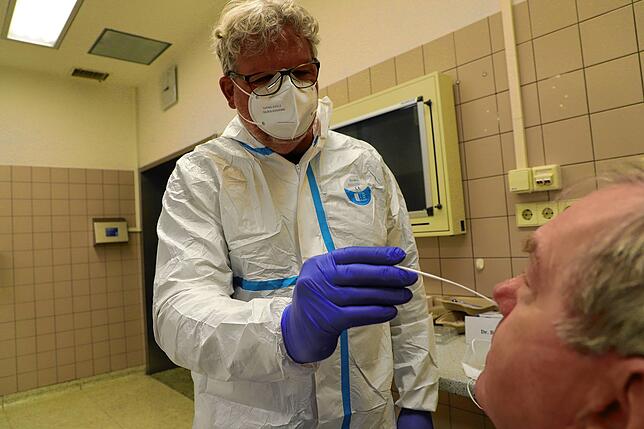 Im Corona-Testzentrum am Konstanzer Klinikum: Für einen Antigen-Schnelltest nimmt Christoph Venedey, Arzt in Rente, einen Abstrich bei ...