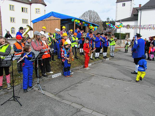 Für tolle Stimmung sorgt die Narrenkapelle, verstärkt durch die Jugendkapelle mit ihren närrischen Weisen.