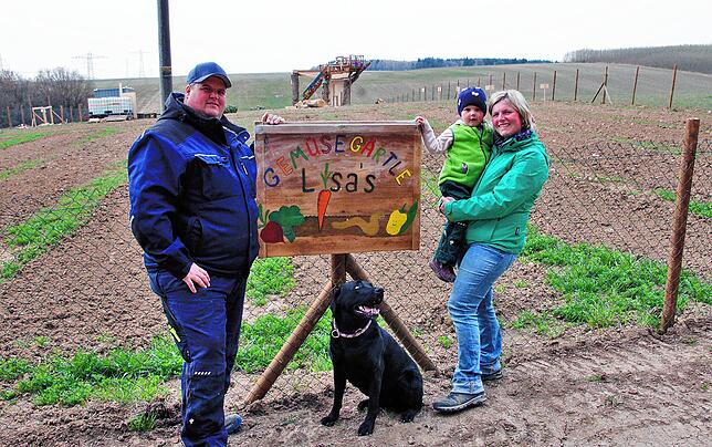 Am Zaun weist ein selbst gemaltes Holzschild auf das Herzensprojekt der Familie Limberger hin. Die Idee zu Lisa‘s Gemüsegärtle ...