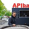Christian Mosmann vor der Apibar am Gondelhafen.