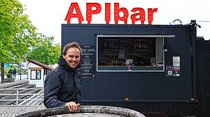 Christian Mosmann vor der Apibar am Gondelhafen.