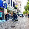 Nach der Randale in Stuttgart gehen die Aufräumarbeiten weiter. Zerstörte Fensterscheiben werden durch Sperrholzplatten ersetzt.