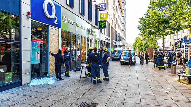 Nach der Randale in Stuttgart gehen die Aufräumarbeiten weiter. Zerstörte Fensterscheiben werden durch Sperrholzplatten ersetzt.