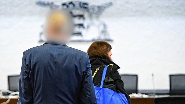 Der Angeklagte, inzwischen suspendierte Inspekteur der Polizei in Baden-Württemberg, kommt zu Beginn des Prozesses mit seiner Ehefrau in ...