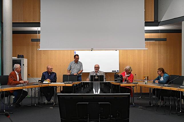 Werner Gaiser, stellvertretender Vorsitzender des Gemeindewahlausschusses, Roland Fiedler, Thorsten Keller vom Wahlamt Bürgermeister ...