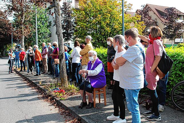 Die vierte Verlegung der Stolpersteine in Radolfzell zog viele Besucher an, die an dieser Gedenkstunde für die Opfer des NS-Regimes ...