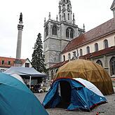 Hinter dem Protestcamp ragt der Turm des Konstanzer Münsters in die Höhe.
