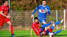 Führungstreffer: Sebastian Schmidt (rechts, im Spiel beim FC Wallbach) eröffnete beim 4:0-Arbeitssieg des FC Erzingen über Schlusslicht ...