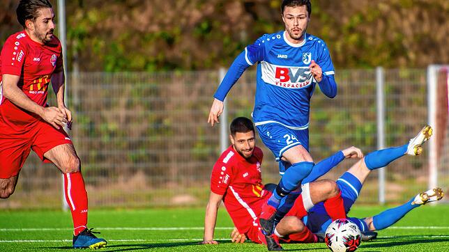 Führungstreffer: Sebastian Schmidt (rechts, im Spiel beim FC Wallbach) eröffnete beim 4:0-Arbeitssieg des FC Erzingen über Schlusslicht ...