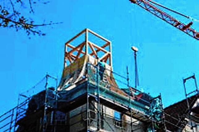 Der Aufbau wird in zwei Teilen aufgesetzt. Der Sockel des Turms kommt zuerst aufs Dach.