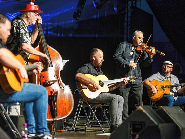 Bild 16: Kulturufer in Friedrichshafen: Buntes Treiben am Abend