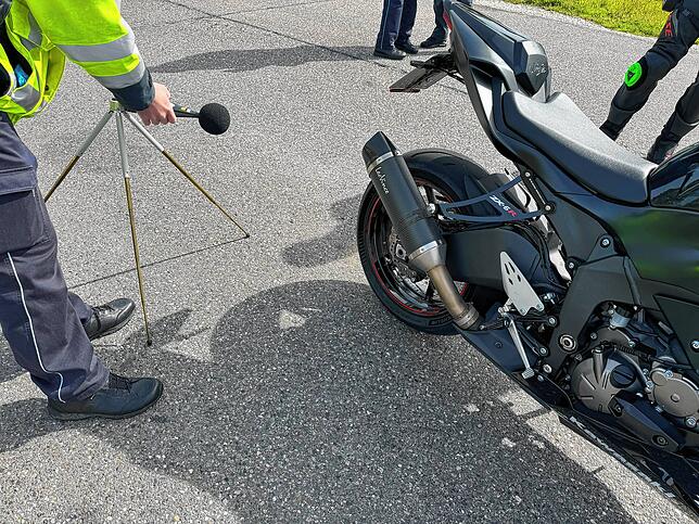 Die Lärmmessung gehört zum Instrumentarium, das die Polizei bei der Verkehrskontrolle auf dem Randen mitführt.