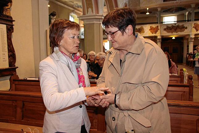 Mit Weihwasser wird ein Kreuz in die Handinnenfläche gezeichnet, mit dem Wunsch: „Durch dich wird Neues wachsen.“ Hier Renate Sigel ...