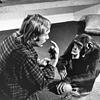 Roger Fouts im Gespräch mit Schimpansendame Lucy, 1972.