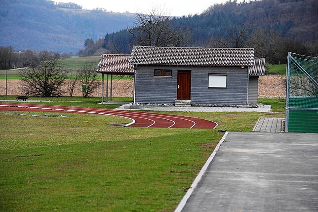 Ein Schelmenstück: Diese Laufbahn in Erzingen hört auf halber Strecke auf. Der Bürgermeister hat diesen Zustand vorgefunden. Er will die ...