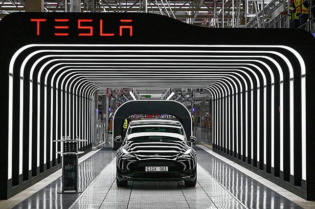 In Grünheide läuft ein Tesla Model Y vom Band. E-Autos können als Dienstwagen mit „immensen Steuervorteilen“ finanziert werden.