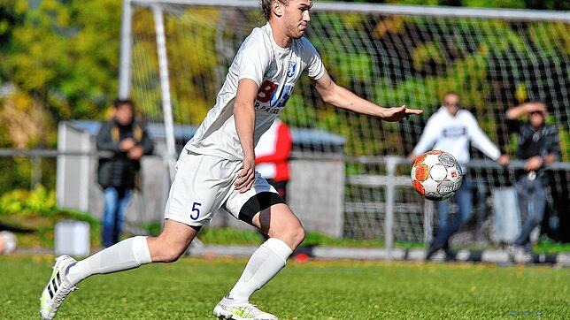 Den Ball im Blick: Luis Weber und der FC Erzingen wollen im Aufsteigerduell gegen den FC Zell mit einem Sieg einen weiteren Schritt in ...