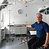Der Singener Neurochirurg Aram Bani im bisherigen Eingriffsraum. Ab Oktober will er dort ambulante Operationen anbieten. Doch bis dahin ...