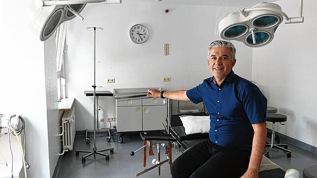 Der Singener Neurochirurg Aram Bani im bisherigen Eingriffsraum. Ab Oktober will er dort ambulante Operationen anbieten. Doch bis dahin ...
