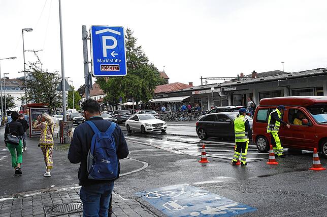 Das Parkhaus Marktstätte ist dicht. Hier kommt am Nachmittag zeitweise keiner mehr rein.