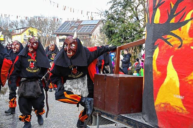 Bild 15: Narrenverein Heuliecher: Die besten Bilder aus dem Jubiläumsumzug