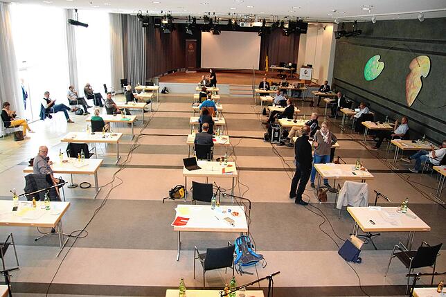 Gemeinderatssitzung Überlingen: Die Sitzordnung im Saal ist unter den Überlinger Räten so gestaltet, dass sie genügend Abstand ...