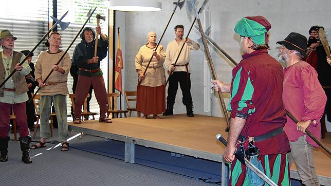 Die Theatergruppe Illmensee begeisterte mit einer Szene aus dem Theaterstück „Freiheit – Allzeit“, das sie im Rahmen des ...