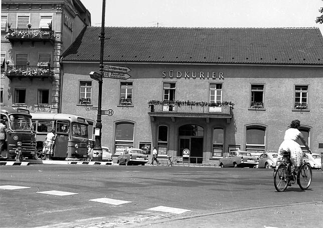 Das frühere Redaktions- und Verlagsgebäude des SÜDKURIER an der Marktstätte in Konstanz vermutlich in den frühen 60er-Jahren. Links ist ...