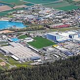 Heutzutage sind Geberit (rechts) und Kramer die größten Arbeitgeber am Ort und füllen ein riesiges Areal im Industriegebiet Theuerbach. ...