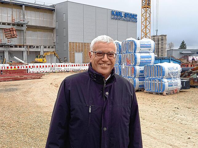 Michael Tröndle, Finanz- und IT-Chef bei Karl Storz steht vor der Baustelle des neuen Produktionswerks in Neuhausen. Das Unternehmen ...