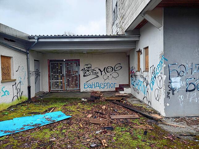 Graffitis sind auf den Wänden zu sehen.