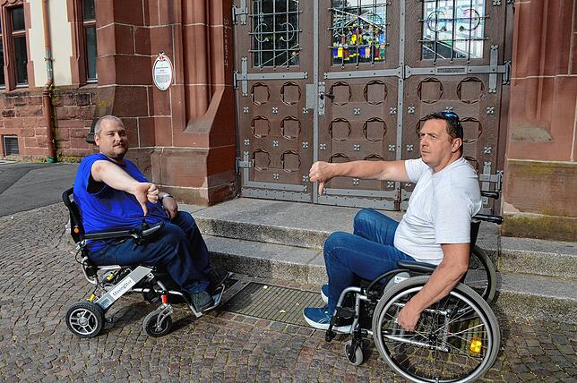 Auch für den Eingang zur Heinrich-Hansjakob-Schule gibt es von Peter Kaiser und Christian Hoch zwei Daumen nach unten.