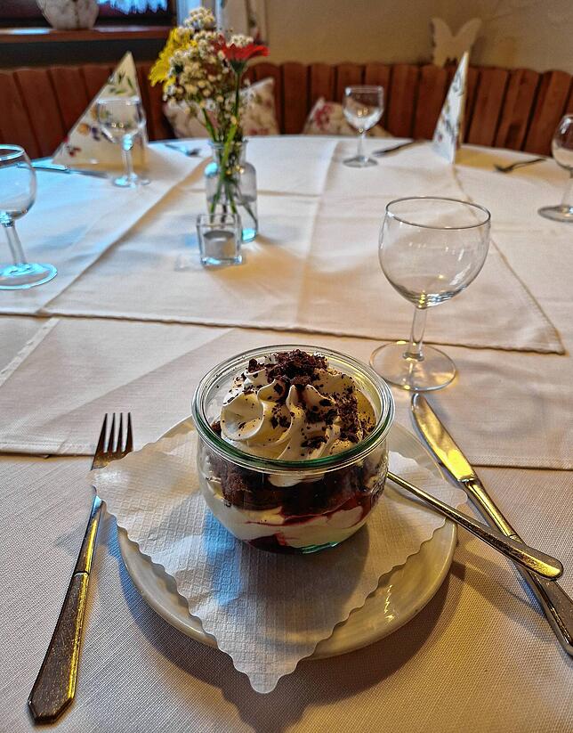 Die hausgemachte Schwarzwälder Kirschtorte im Glas ist ein beliebter Klassiker auf der Dessertkarte der „Scheffellinde“.