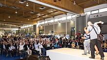 Eine La-Ola-Welle gab es von den Gästen der Eröffnungsfeier der Wassersportmesse Interboot. Bilder: Anette Bengelsdorf