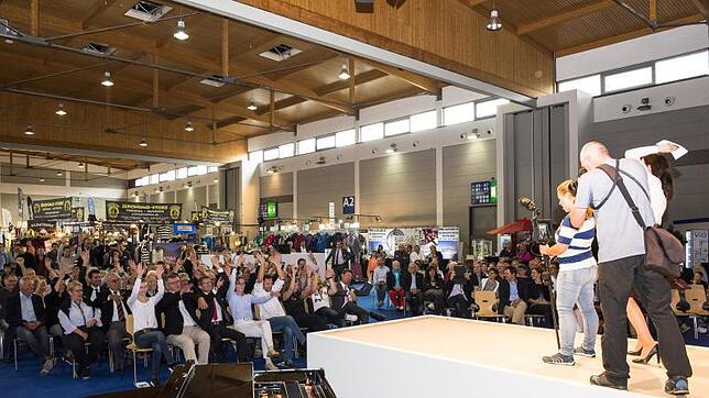 Eine La-Ola-Welle gab es von den Gästen der Eröffnungsfeier der Wassersportmesse Interboot. Bilder: Anette Bengelsdorf