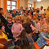 In einem Lied stellten sich die Kinder den Bürgermeister und den Architekten als Kinder vor.