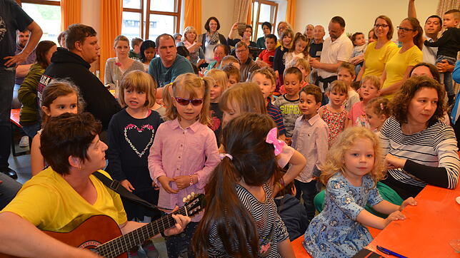 In einem Lied stellten sich die Kinder den Bürgermeister und den Architekten als Kinder vor.