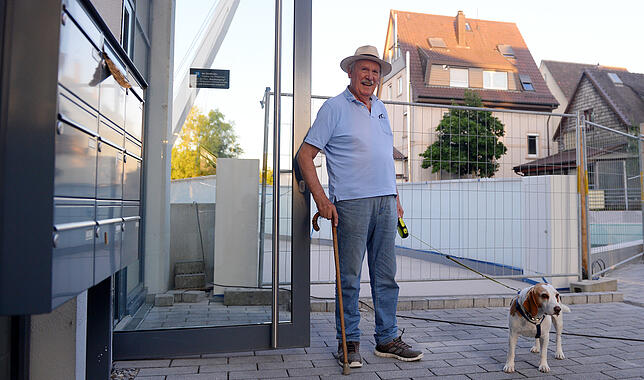 „Sie hat nur ein kleines Handicap.“ – Maximilian Zollner und Hund Lämpel freuen sich über die neue Brücke besonders ...