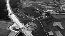 Die Autobahn war im Juli 1979 voll im Bau. Die Ab- und Auffahrt Stockach-Ost nimmt auf diesem Bild bereits Form an. Rechts in der Mitte ...