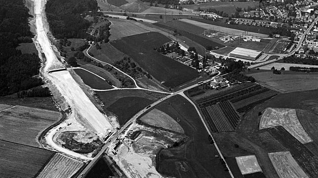 Die Autobahn war im Juli 1979 voll im Bau. Die Ab- und Auffahrt Stockach-Ost nimmt auf diesem Bild bereits Form an. Rechts in der Mitte ...