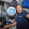 Cimon 2 mit Astronaut Luca Parmitano auf der ISS.