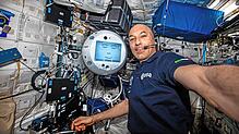 Cimon 2 mit Astronaut Luca Parmitano auf der ISS.