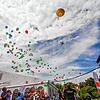 Ein großer Luftballon mit Kamera und viele weitere kleine Ballone werden am Sonntag auf dem Gelände der Landesgartenschau in Überlingen ...