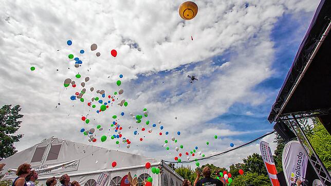Ein großer Luftballon mit Kamera und viele weitere kleine Ballone werden am Sonntag auf dem Gelände der Landesgartenschau in Überlingen ...