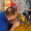 Museumsleiter Ralph Stephan zeigt Kindern das Feuermachen.