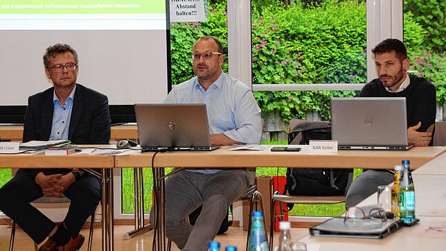 Franz Retzer, Geschäftsführer der OEW Breitband GmbH stellte dem Walder Gemeinderat das Geschäftsmodell der OEW vor. v.l. Bürgermeister ...